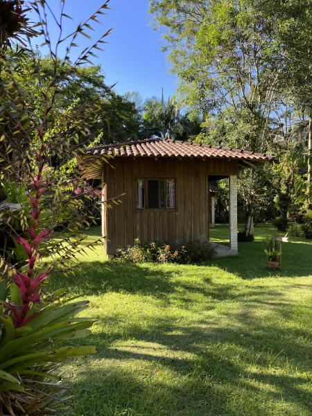 Chalé de madeira em meio à mata, em Monte Crista