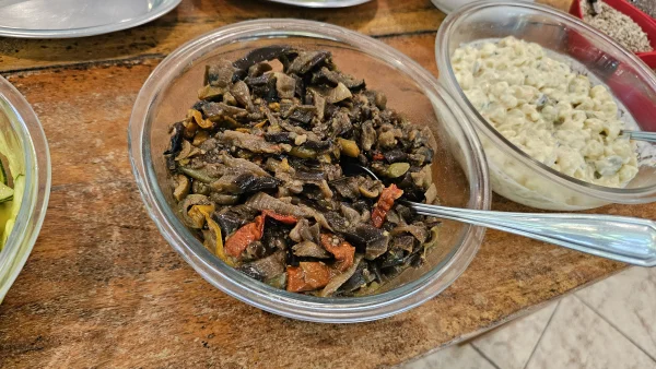 Almoço vegetariano servido em buffet