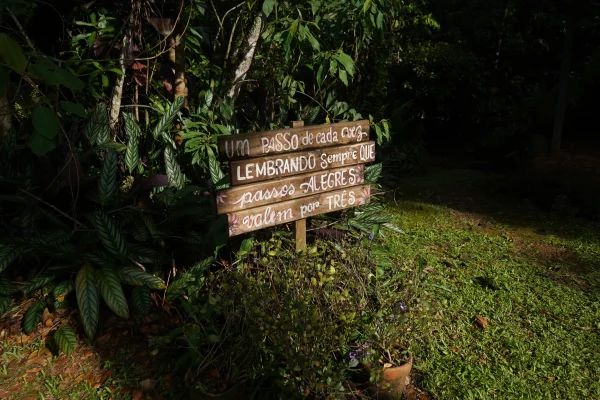 Placa de madeira num dos caminhos entre os jardins