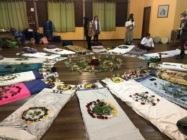 Mandalas de flores e folhas montadas no chão do salão