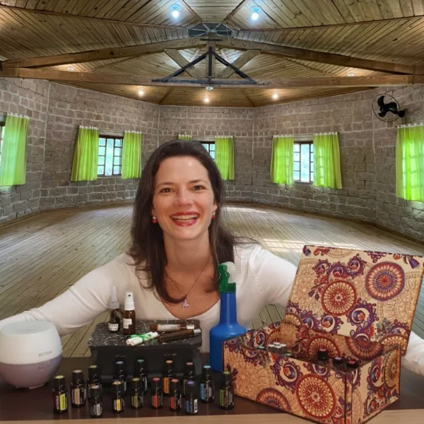 Mesa de aromaterapia com frascos de óleos essenciais