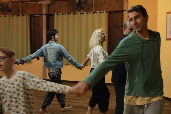 Dança circular de mãos dadas no salão